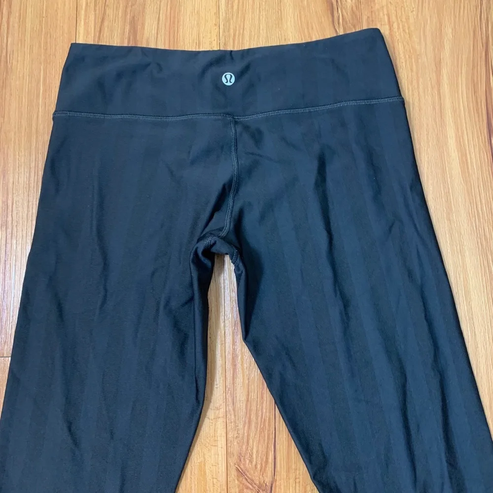 Lululemon Black Ghost Stripes Cropped Leggings - Picture 3 of 8